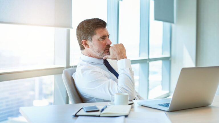 Chef d’entreprise pensif au bureau, illustrant la charge mentale des dirigeants.