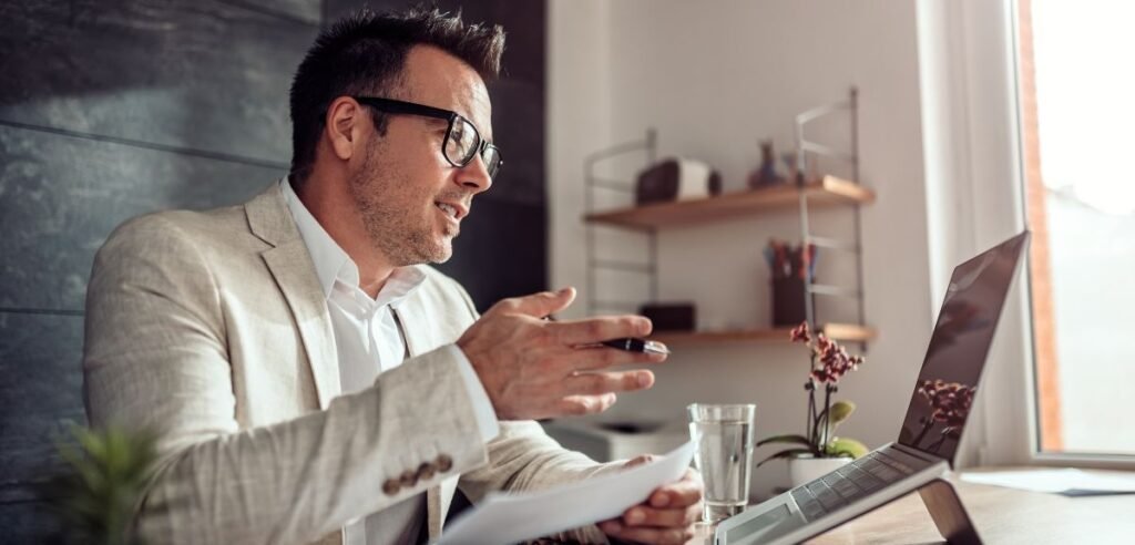 Dirigeant en pleine séance de coaching stratégique en visioconférence, ambiance professionnelle et posée