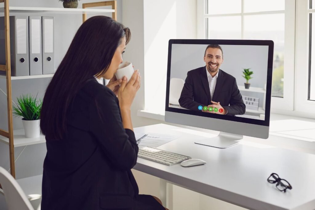 Séance de coaching professionnel en visioconférence dans un bureau lumineux, ambiance calme et confidentielle