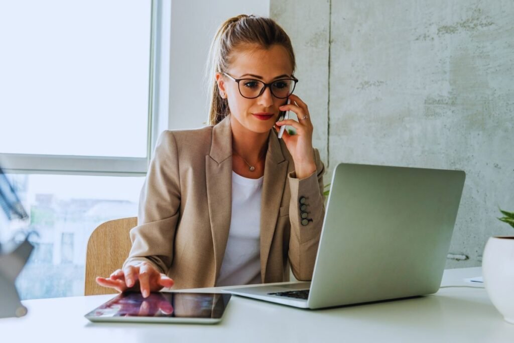 Cadre connectée en réunion virtuelle, utilisant simultanément téléphone, tablette et ordinateur, illustrant la surcharge numérique