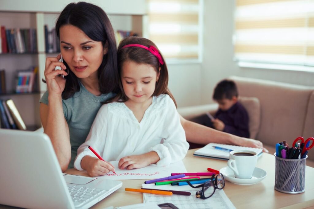 Parent absorbé par son téléphone pendant que ses enfants essaient d’interagir, illustrant la déconnexion familiale liée à la charge mentale