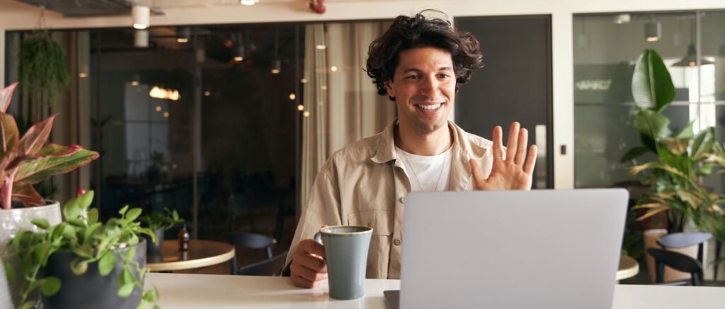 Julien, cadre en transition professionnelle, souriant lors d’une visioconférence de coaching pour retrouver confiance et clarté après un licenciement.
