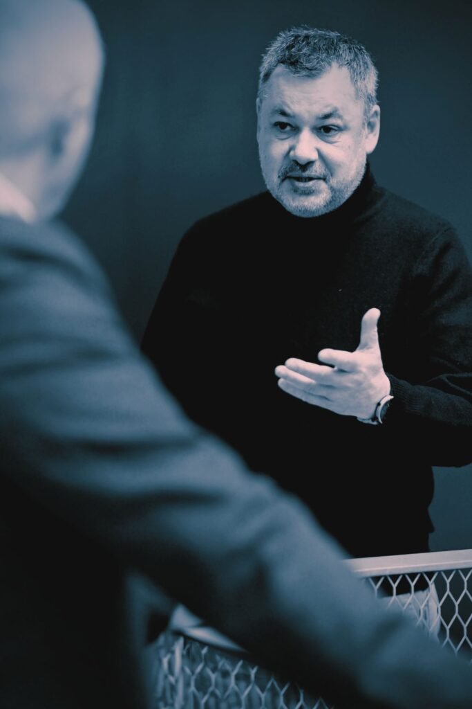 Laurent de Vaucouleurs en séance de coaching au bureau, en train de s’exprimer avec conviction