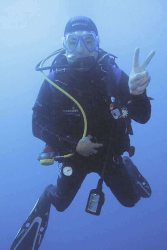 Laurent de Vaucouleurs en plongée sous-marine, signe de la victoire sous l’eau