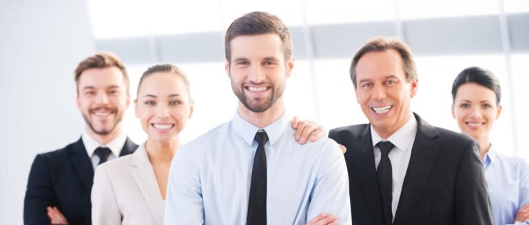 Équipe de managers confiants illustrant un leadership stratégique et serein au travail