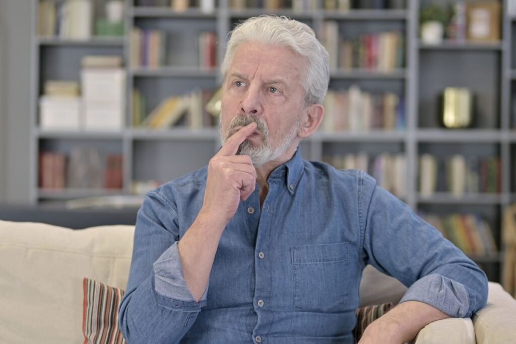Homme retraité pensif réfléchissant à sa nouvelle vie sans repères après le départ à la retraite