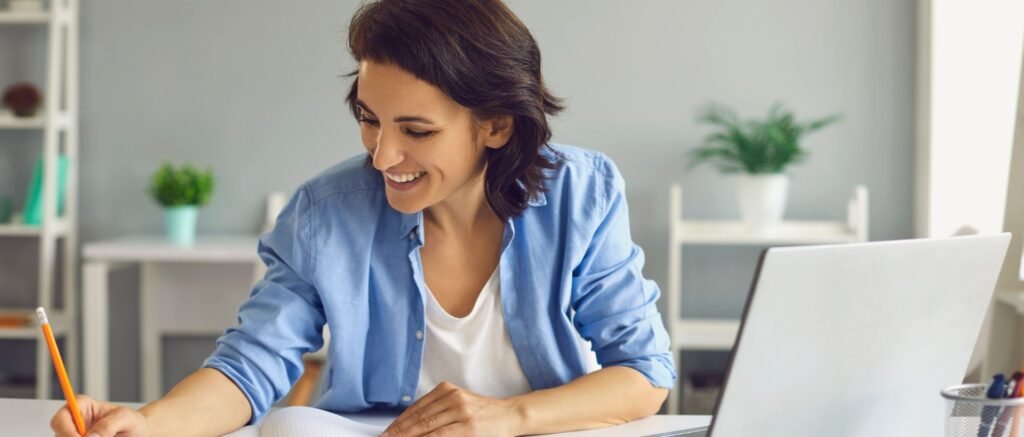 Cadre en séance de coaching professionnel, retrouvant confiance et clarté après une stagnation de carrière.