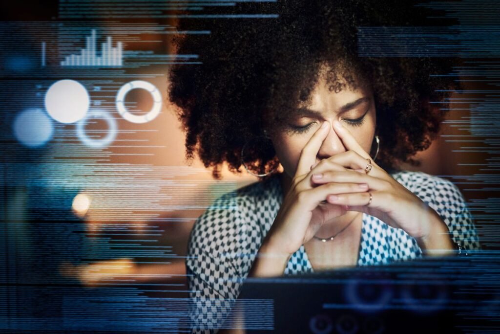 Femme épuisée devant son ordinateur illustrant la charge mentale et l’impossibilité de couper du travail.