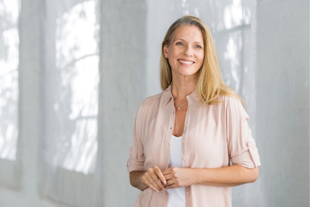 Femme souriante retrouvant confiance après un coaching professionnel
