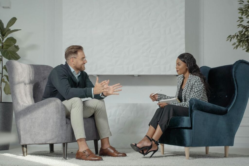 Coaching professionnel avec une cadre dans un environnement apaisant et confidentiel