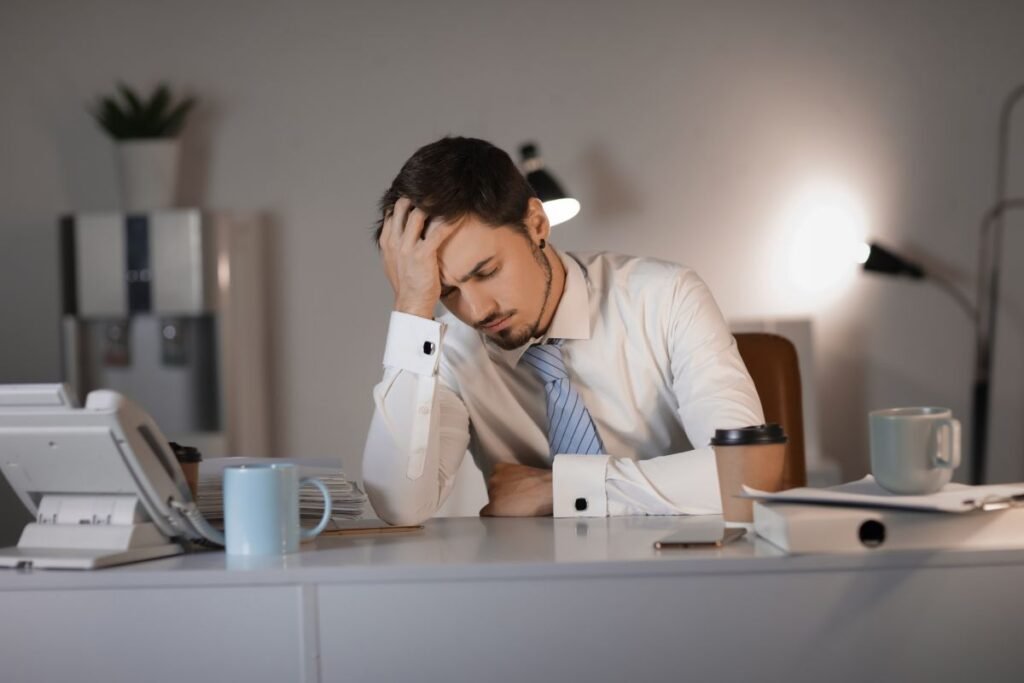 Cadre fatigué au bureau illustrant la stagnation professionnelle
