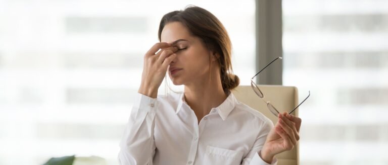 Cadre en chemise blanche fatiguée au bureau illustrant la stagnation professionnelle.