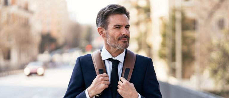 Cadre expérimenté en costume marchant avec détermination après une rupture professionnelle, symbolisant le rebond et la clarté retrouvée.
