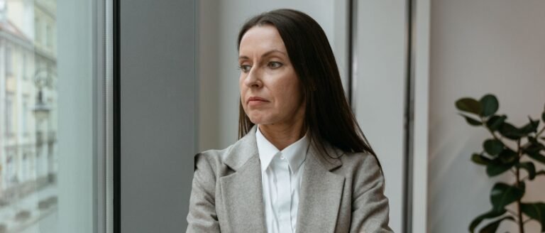 DRH isolée devant la fenêtre après avoir annoncé une restructuration.