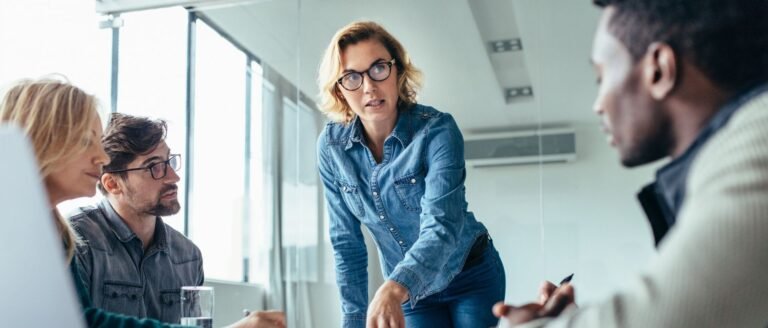 Manager en pleine réunion tentant de recadrer son équipe désorganisée?