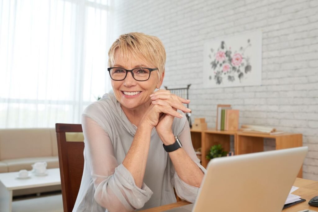 Femme senior souriante retrouvant confiance et posture après une transition vers la retraite douce grâce au coaching.
