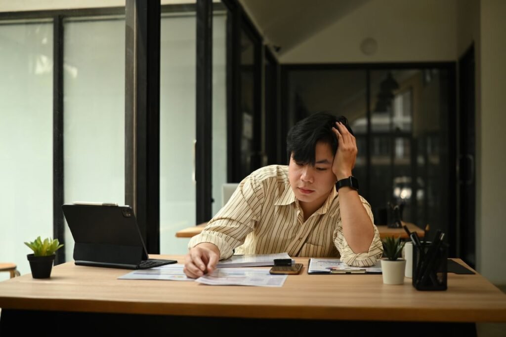 Cadre épuisé au bureau cherchant comment débloquer sa carrière après s’être senti oublié.