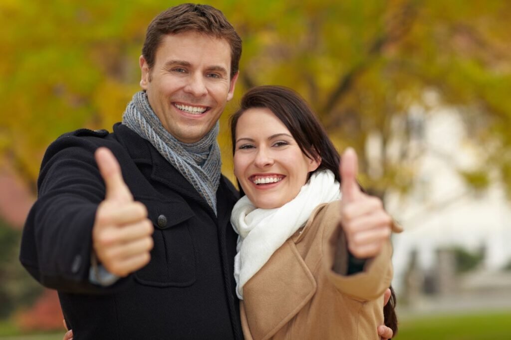 Couple serein et souriant après un accompagnement permettant de sauver votre couple sans sacrifier votre carrière.
