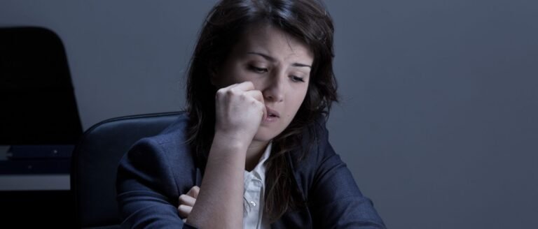 Femme cadre fatiguée se sentant oubliée au travail et cherchant à débloquer sa carrière