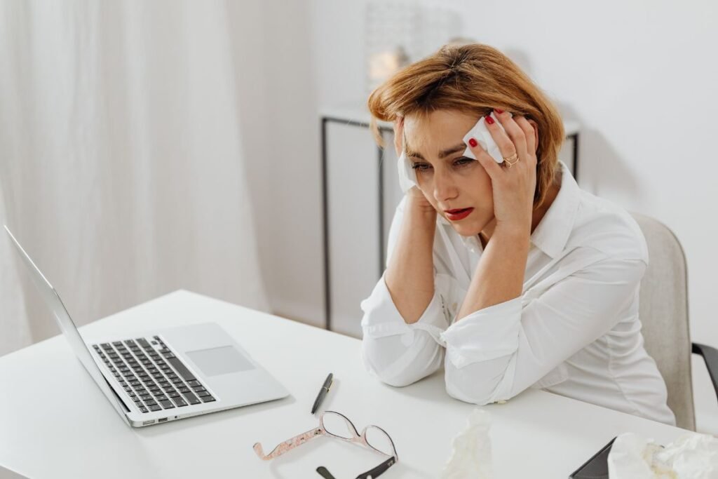 Femme épuisée au bureau qui ressent une fatigue émotionnelle en cherchant à débloquer sa carrière
