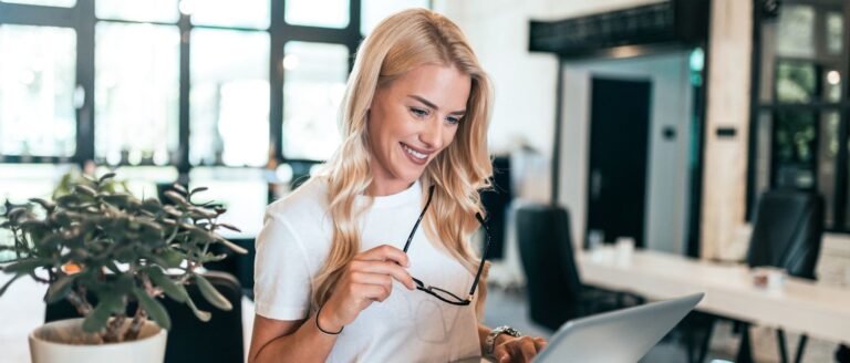 Dirigeante immobilière internationale souriante célébrant son ascension professionnelle après un coaching d'expatriation.