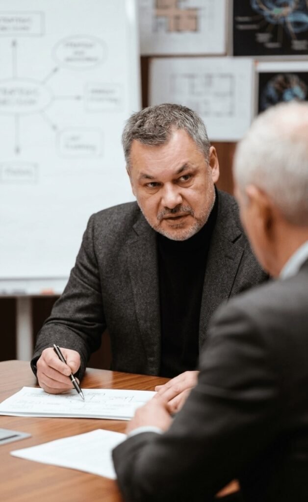 Laurent de Vaucouleurs, executive coach, en pleine séance d'analyse et d'accompagnement stratégique avec un dirigeant du secteur de la construction.